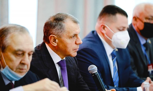 Глава крымского парламента против заваливания Крыма деньгами