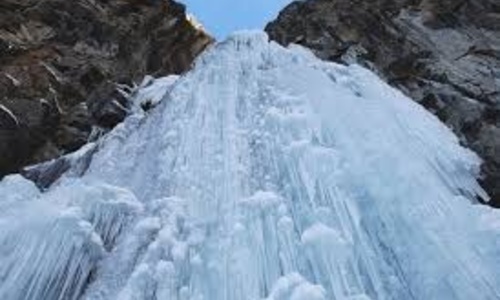 В Ялте замерз и замолчал 100-метровый водопад