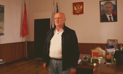 Мэр Ялты, одетый в домашнее, пригласил россиян в гости на вино