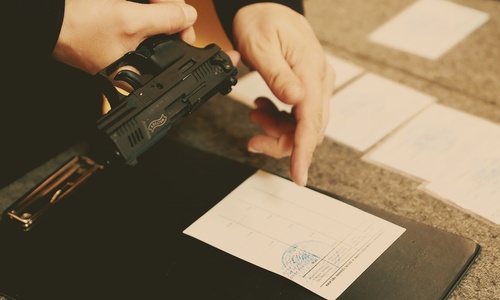 В Крыму, как выяснилось, можно запросто украсть пистолет из магазина