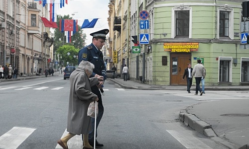 Сотрудники крымского МЧС будут переводить старушек через дорогу?