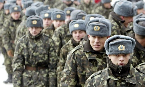 Четыре тысячи крымчан пошли служить по контракту