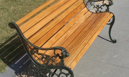 Плановый ремонт: Из парка Симферополя исчезли скамейки