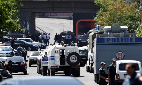 В Ереване захватившие здание полиции взяли в заложники медиков