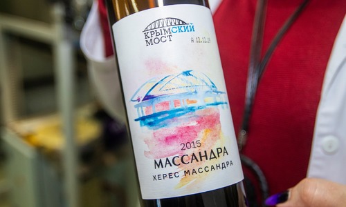 «Массандра» разлила вино к запуску поездов по мосту в Крым