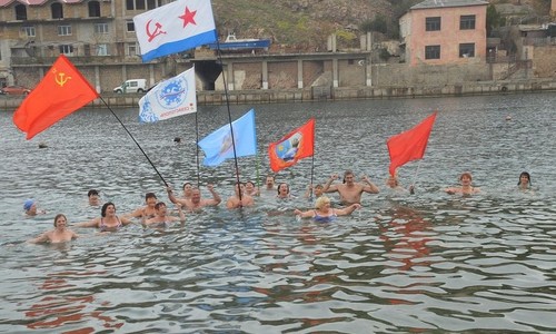 Севастопольские «моржи» открыли зимний купальный сезон