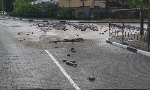 В Севастополе закрыли размытую ливнем дорогу