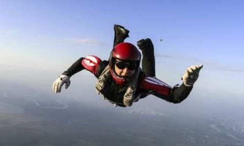 Американец прыгнет из самолета без парашюта и в прямом эфире