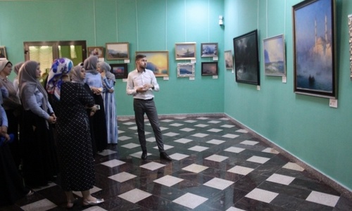 В Грозном выставили копии картин Айвазовского