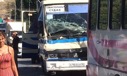 Под Белогорском пассажирский автобус «догнал» Газель