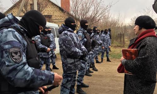 Сегодня силовики нагрянули в 25 домов крымских татар