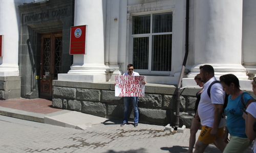 У избиркома Севастополя пикетировал член «Партии Дела»