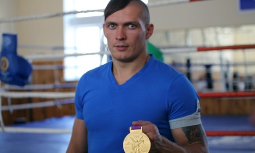 Александр Усик встретился с юными спортсменами Ялты