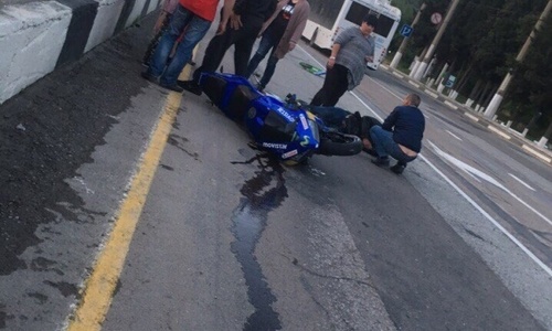Попавший в ДТП под Алуштой мотоциклист сломал лодыжку и руку