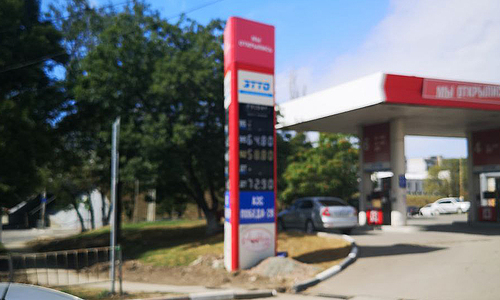 Цены на отдельных АЗС в Крыму поднялись к 73 рублям за литр