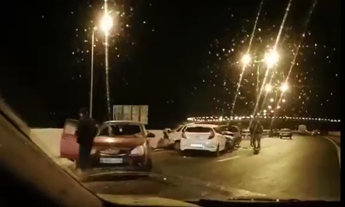 На обледенелых подходах к Крымскому мосту произошло несколько ДТП