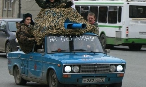Яценюк считает, что россияне в Крым приезжают на танках