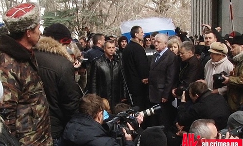 За крымским спикером бегают активисты с вопросом: «Что ты в штаны наложил?»
