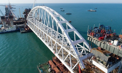Под ж/д аркой моста в Крым прошло уже 1,5 тысячи судов
