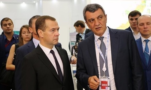 Медведев потребовал от Меняйло ускориться с ремонтом дорог