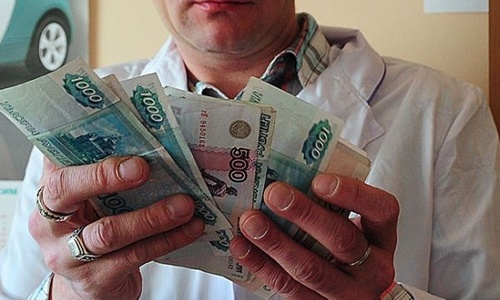 Скандал в крымской больнице: медикам урезают зарплату