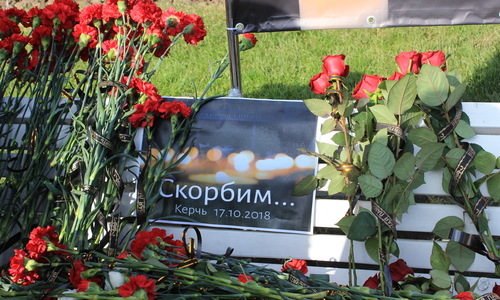 На набережной Ялты проходит акция в память о трагедии в Керчи (ФОТО)