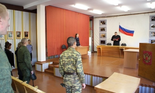 В Крыму военный с приятелем избили семью палками