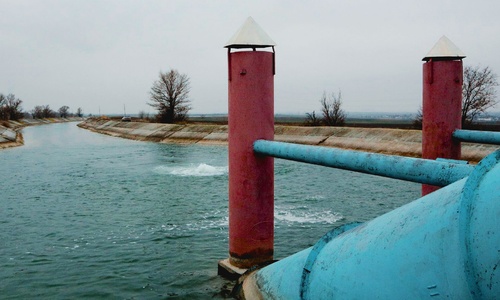 Вода всей своей мощью распирает Северо-Крымский канал