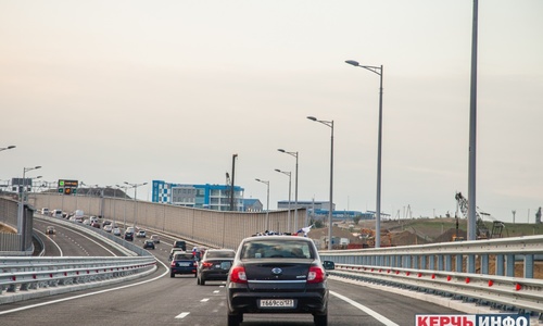 С моста в Крым за месяц эвакуировано 64 автомобиля