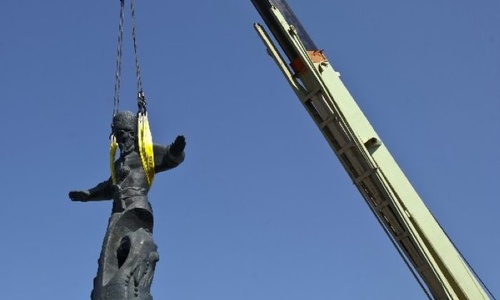 В Севастополе снесли памятник Гетману Сагайдачному