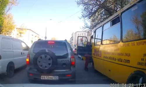 В Симферополе на дороге избили водителя автобуса