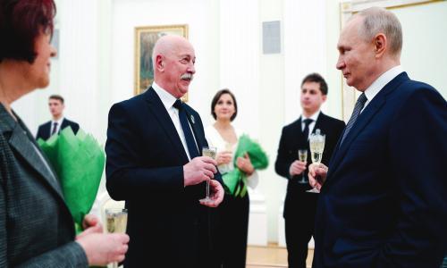 Путину пообещали держать детей Севастополя в «ежовых рукавицах» культуры
