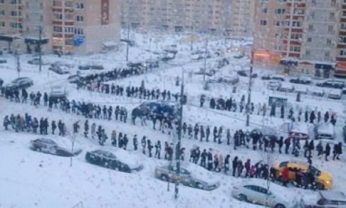 Прививочные очереди в Крыму перенесут из торговых центров на улицу