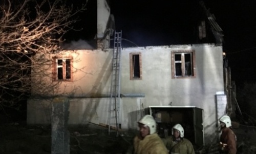 В Крыму из горящего дома и квартиры спасли людей