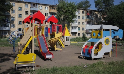 В Севастополе продают двор с детской площадкой