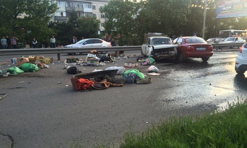 Авария в Симферополе: по всей дороге рассыпались продукты