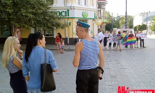 В Симферополе на глазах у десантника люди выступили в защиту геев