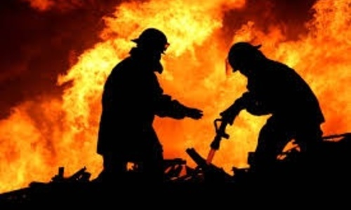 Троих крымчан вынесли из горящего дома