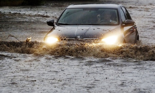 В Новосибирске ушли под воду сотни автомобилей