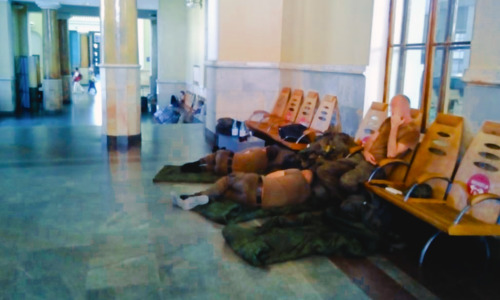 На ж/д вокзале Симферополя солдаты спят прямо на полу