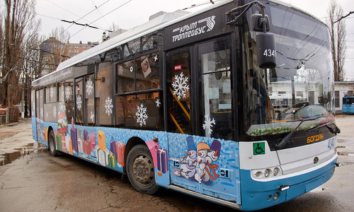 По Крыму уже ездят новогодние троллейбусы