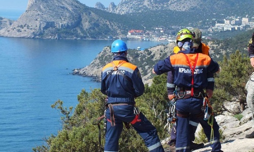 Крымские спасатели сняли со скал двух туристов