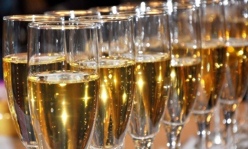 Официант рассказал, кто заказал шампанское на скандальной вечеринке с российскими футболистами
