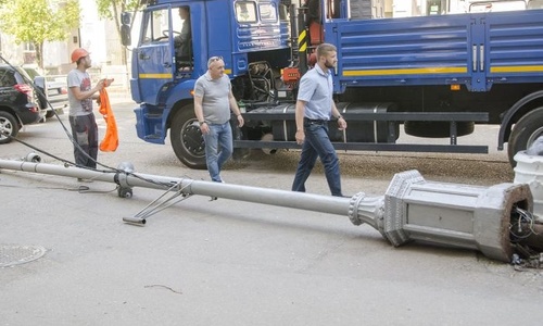 В центре Севастополя рухнул сгнивший фонарный столб