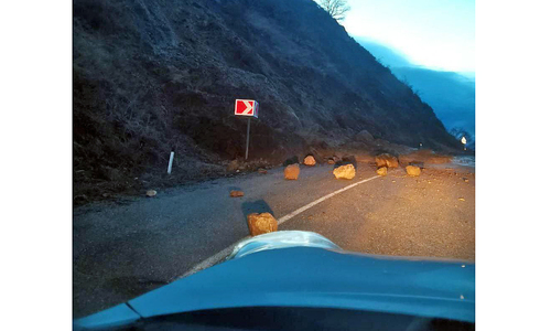 Из-за дождей в Крыму произошел камнепад на дорогу