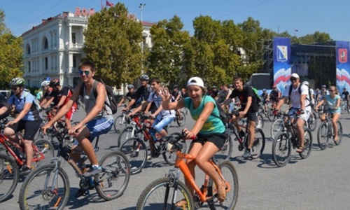 По центру Севастополя проехались  200 велосипедистов