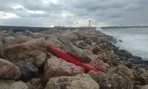 На берегу моря в Севастополе спасатели нашли пустой каяк