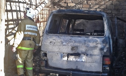 В Феодосии сгорел гараж с иномаркой