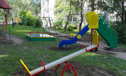 На детской площадке в Севастополе нашли труп