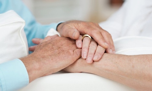 В США супруги после 58 лет брака умерли, держась за руки